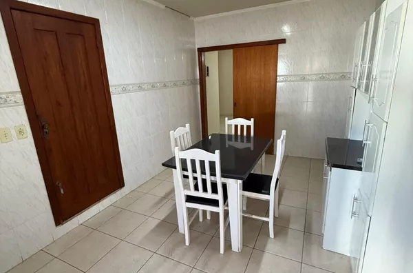 CASA COM PISCINA E ÓTIMA LOCALIZAÇÃO