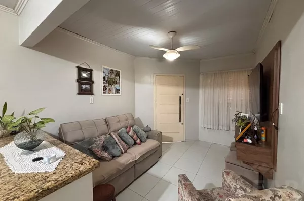 CASA DE 3 DORMITÓRIOS E AMPLO PÁTIO PARA FUTURA PISCINA