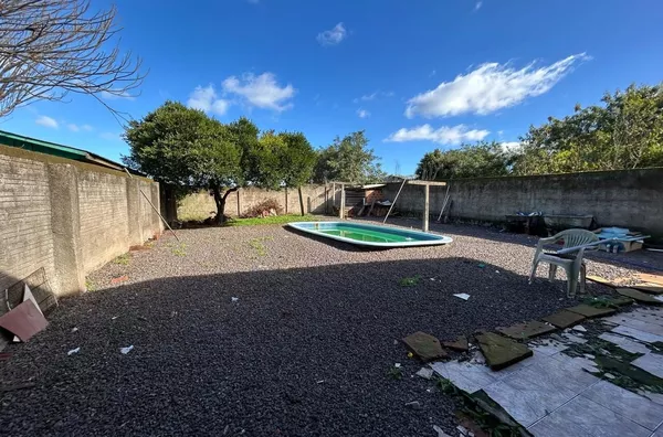 CASA DE 46m², PISCINA E TODA MURADA PARA SEGURANÇA DA FAMÍLIA