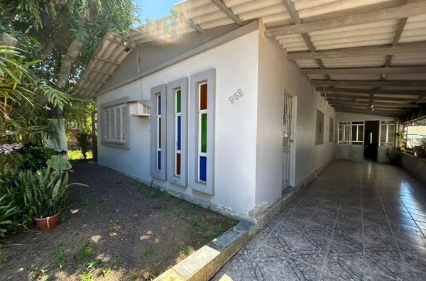 CASA COM 3 DORMITÓRIOS E QUIOSQUE NOS FUNDOS