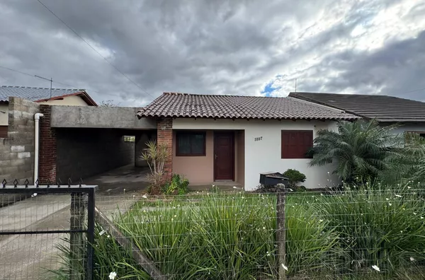 CASA 3 DORMITÓRIOS COM PATIOS NA FRENTE E NOS FUNDOS