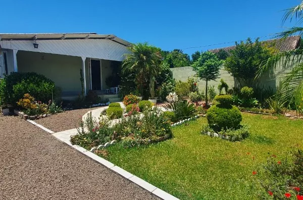 BELA CASA E UM LINDO PÁTIO REPLETO DE BOAS ENERGIAS