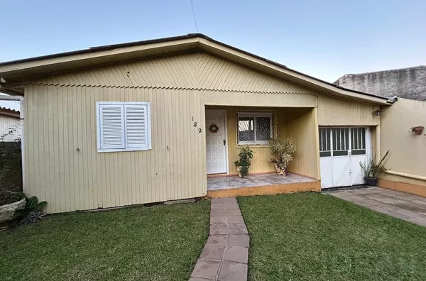 CASA MISTA DE 153m², COM PÁTIO NOS FUNDOS E NO MELHOR BAIRRO