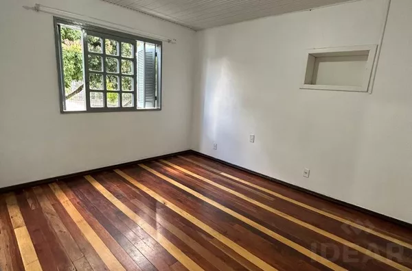CASA DE TRÊS DORMITÓRIOS, 100m² E MUITO PÁTIO