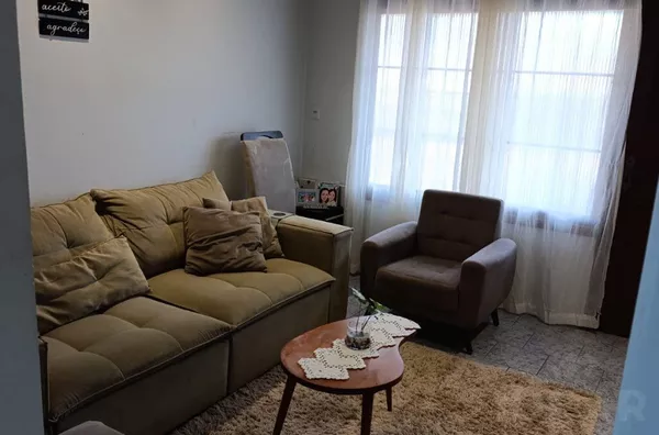 CASA EM EXCELENTE LOCALIZAÇÃO E ESTRUTURA PARA DUAS FAMÍLIAS