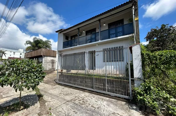 CASA DE 2 PISOS, COM PISCINA E EM EXCELENTE LOCALIZAÇÃO
