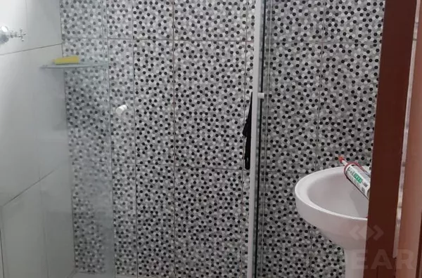 CASA DE 3 DORMITÓRIOS, GARAGEM COBERTA E PÁTIO NOS FUNDOS