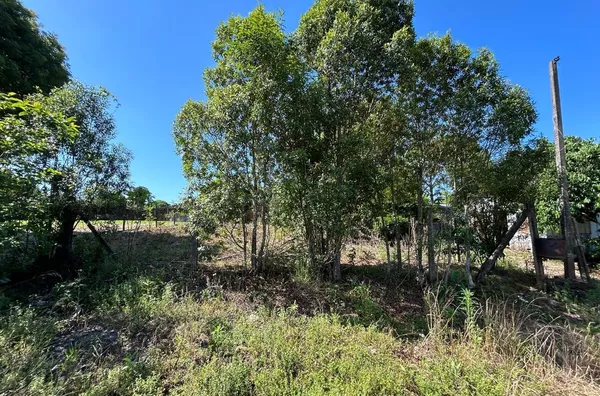 TERRENO AMPLO, COM MAIS DE 1.000m² EM REGIÃO TRANQUILA