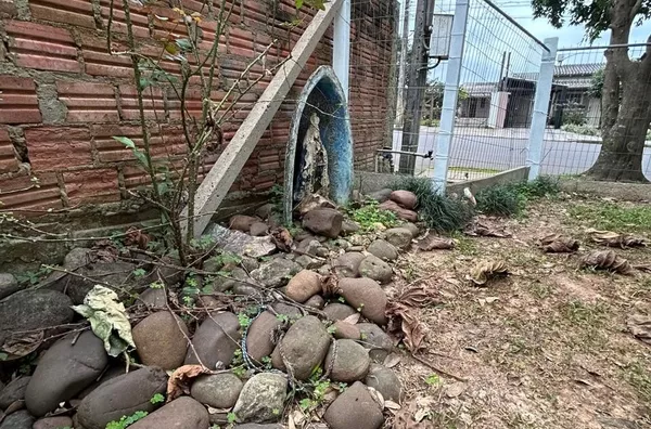 CASA COM 3 QUARTOS E PRÓXIMO DO CENTRO COMERCIAL DO BAIRRO