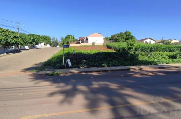 SEU INVESTIMENTO MUITO BEM APLICADO NESSE TERRENO DE ESQUINA, COM 450m² 