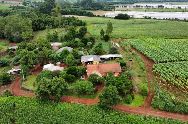 CHÁCARA DE 8.500m² COM DUAS CASAS AMPLAS PARA A REUNIÃO EM FAMÍLIA