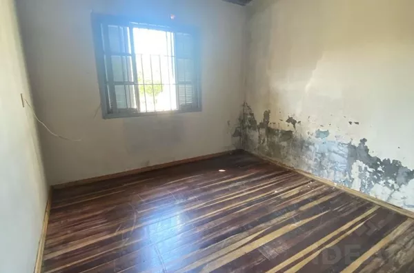 CASA DE 3 DORMITÓRIOS E PÁTIO FECHADO NOS FUNDOS