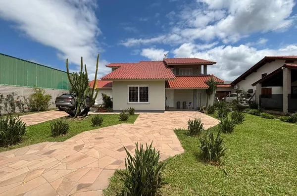 CONFORTO E MUITO ESPAÇO PARA TODA FAMÍLIA EM EXCELENTE REGIÃO