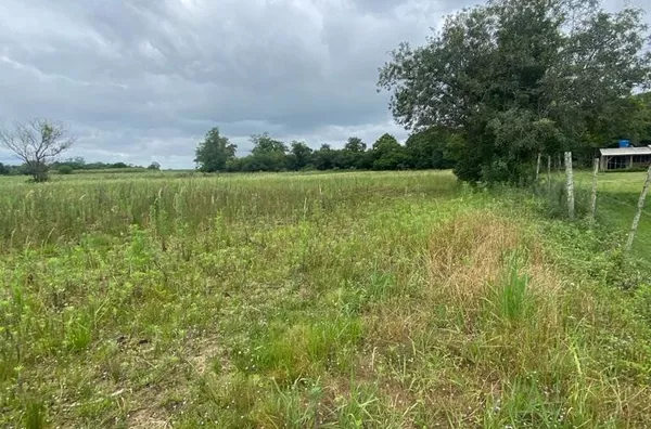 CHÁCARA COM ASFALTADO EM FRENTE, AÇUDE E ÁREA DE LAZER E PLANTIO