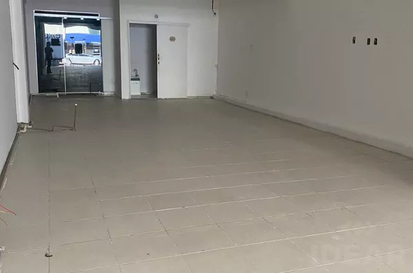 Ampla sala comercial para locação com 130 m2 área construída e  localizado na área central