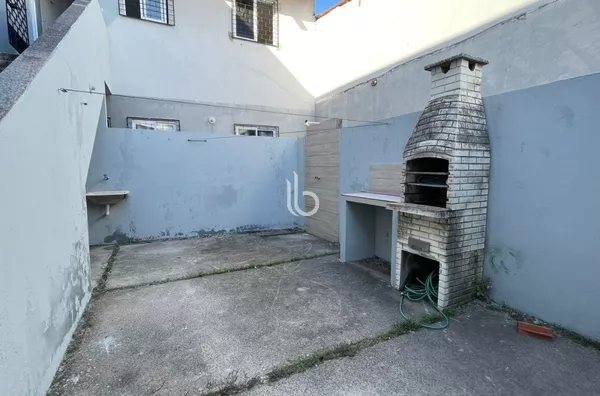 Casa com dois quartos  e garagem- Parque Dois Irmãos