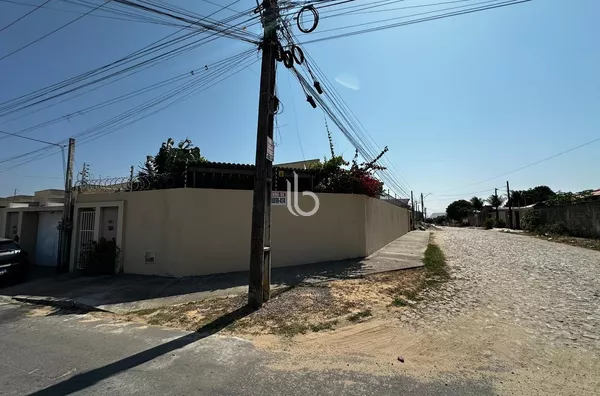 Encantadora Casa de esquina à Venda em Aquiraz - Bairro Divineia
