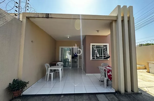 Encantadora Casa de esquina à Venda em Aquiraz - Bairro Divineia