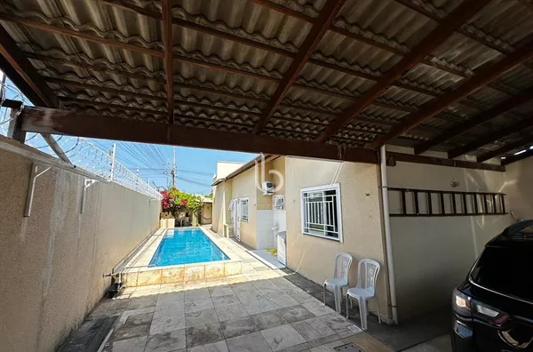 Encantadora Casa de esquina à Venda em Aquiraz - Bairro Divineia