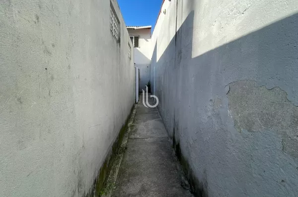 Casa com dois quartos  e garagem- Parque Dois Irmãos