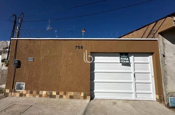 Incrível casa de três quartos para alugar  - Bairro Parque Dois Irmãos - Fortaleza - CE