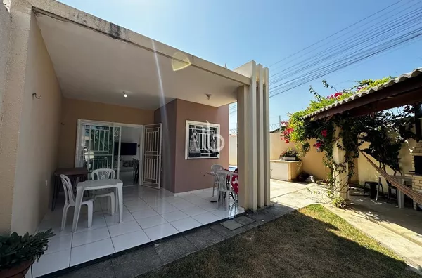 Encantadora Casa de esquina à Venda em Aquiraz - Bairro Divineia