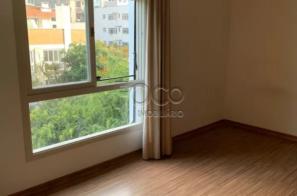 Cobertura semi mobiliada 2 dorm. com vaga Petrópolis Porto Alegre, 227m²