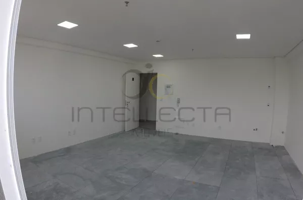 Sala Comercial na Saúde – Com Sacada e 2 Vagas!