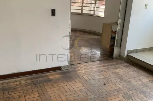 Sobrado espaçoso com excelente potencial para reforma!