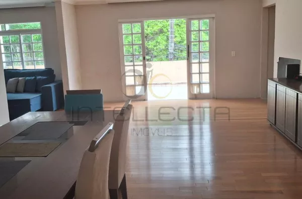 Casa térrea com 2 suítes, ampla sacada e localização privilegiada a 900m do Metrô Jabaquara