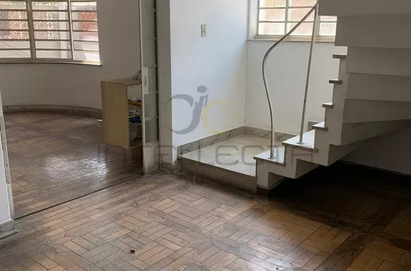 Sobrado espaçoso com excelente potencial para reforma!