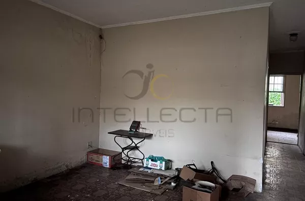 Casa com amplo terreno no Jardim da Glória