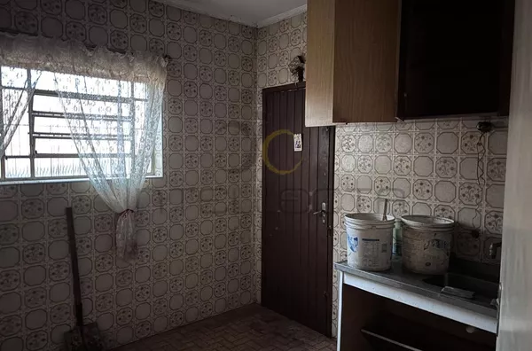 Casa com amplo terreno no Jardim da Glória