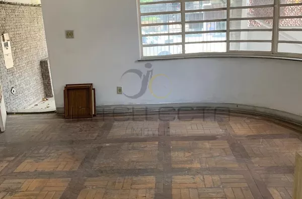 Sobrado espaçoso com excelente potencial para reforma!