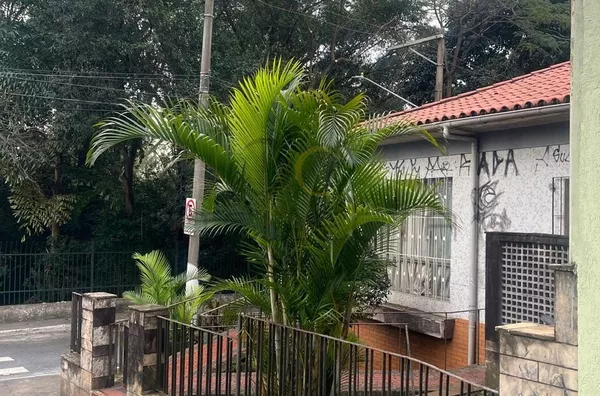 VENDE-SE – CASA AMPLA EM FRENTE AO PARQUE DA ACLIMAÇÃO