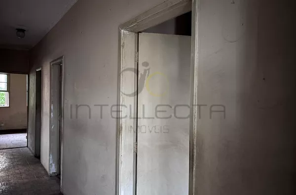 Casa com amplo terreno no Jardim da Glória