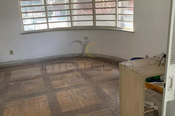 Sobrado espaçoso com excelente potencial para reforma!