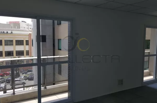 Sala comercial em prédio de alto padrão