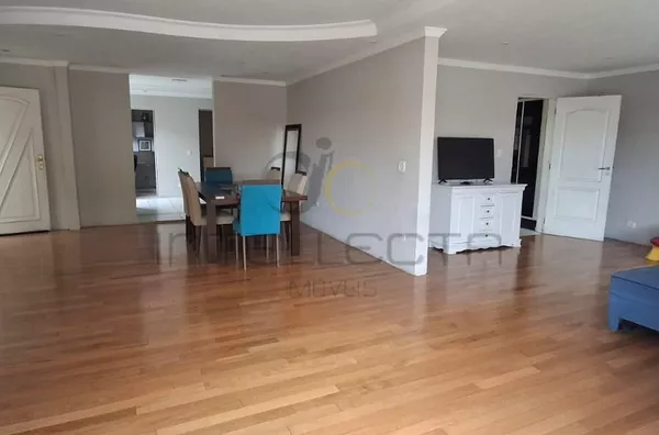 Casa térrea com 2 suítes, ampla sacada e localização privilegiada a 900m do Metrô Jabaquara