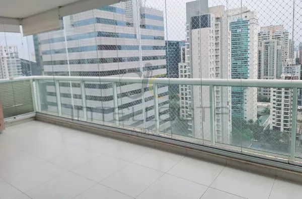 Lindo apto no Itaim Bibi, em andar alto, reformado e pronto para morar!