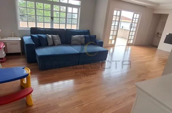 Casa térrea com 2 suítes, ampla sacada e localização privilegiada a 900m do Metrô Jabaquara