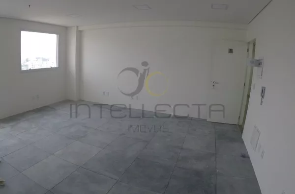 Sala Comercial na Saúde – Com Sacada e 2 Vagas!