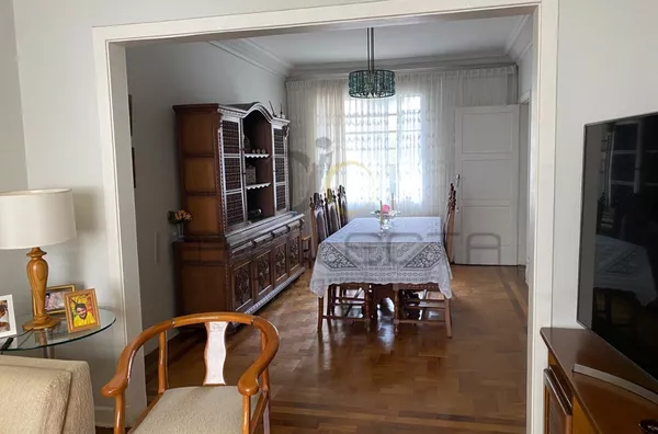 Casa Ampla com 3 Andares – Conforto, Espaço e Localização Premium!