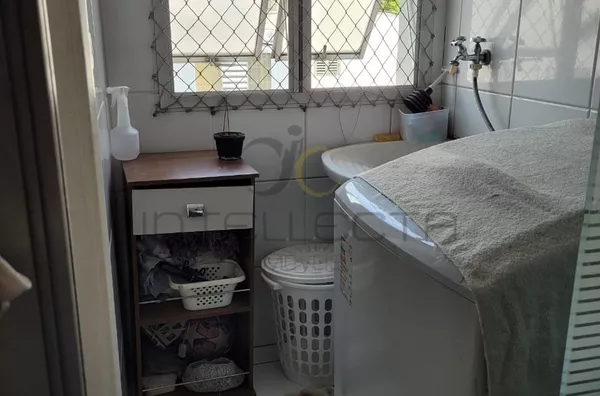 Apartamento semi mobiliado com 2 dormitórios e sacada – Pronto para morar!