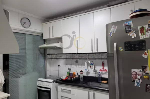 Apartamento semi mobiliado com 2 dormitórios e sacada – Pronto para morar!