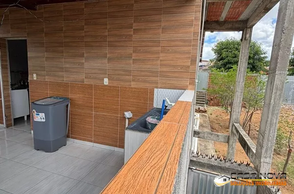 CASA SOLTA DE UM LADO 