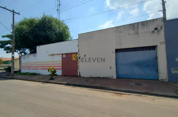 Sobrado com Sala Comercial - Jardim Novo