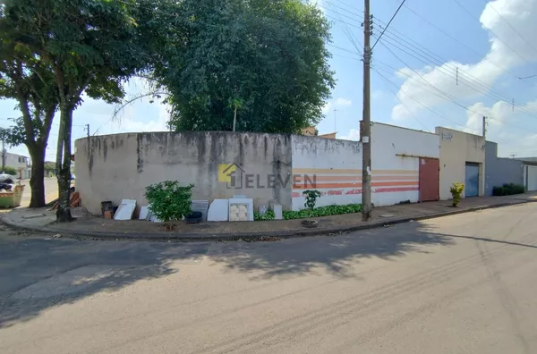 Sobrado com Sala Comercial - Jardim Novo