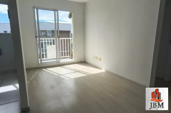 Apartamento com 02 dormitórios em Uvaranas