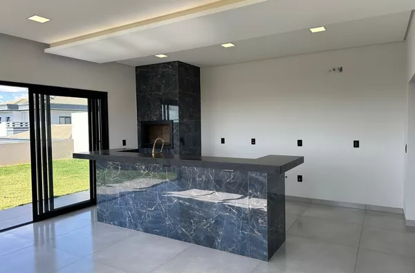 Casa alto padrão no Condomínio Realeza